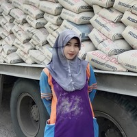 Wanita berhijab itu mengangkut satu per satu semen untuk dimasukkan ke dalam toko bangunan. Ia mengatakan agar selalu bersyukur dan jangan pernah merasa gengsi. Belajarlah menikmati apa yang kamu miliki, itu akan membuat hidupmu lebih bernilai. Jangan lupa bersyukur bantu orang tua jangan pernah gensi 😇🙏@nrhlisa25_ @diyhmmm #doaibuselamanya #kerjakeras #foryoupage #casis #fypシ #viral #fyp #trending #tiktok #pejuangrupiah, tulis akun TikTok @nurhalisa1__. Foto: Dok. Instagram @ainhy_eny.