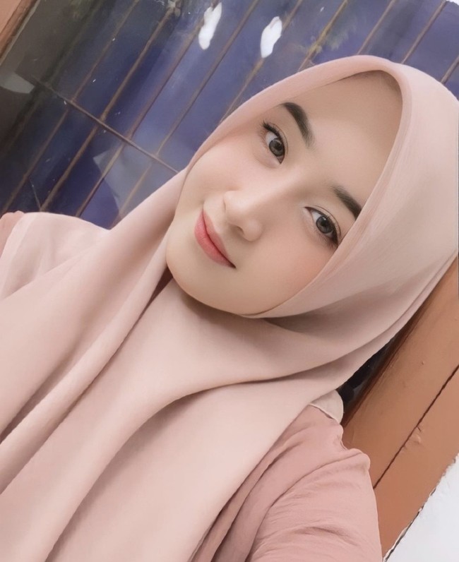 Dalam video selanjutnya, ia meletakkan alas di punggungnya untuk menyangkut semen. Video unggahan Nur Halisa sudah ditonton lebih dari 4,1 juta Views dan mendapatkan beragam reaksi dari warganet. Ada yang terharu atas kerja keras Nur Halisa dan mendoakannya agar kelak menjadi wanita yang sukses. Masyaa Allah selala jadi motivasi saya agar selalu bekerja dengan rasa syukur dan kesungguhan, semoga jadi amal baik mbak semuanya, ucap akun @madmag7. Foto: Dok. Instagram @ainhy_eny.