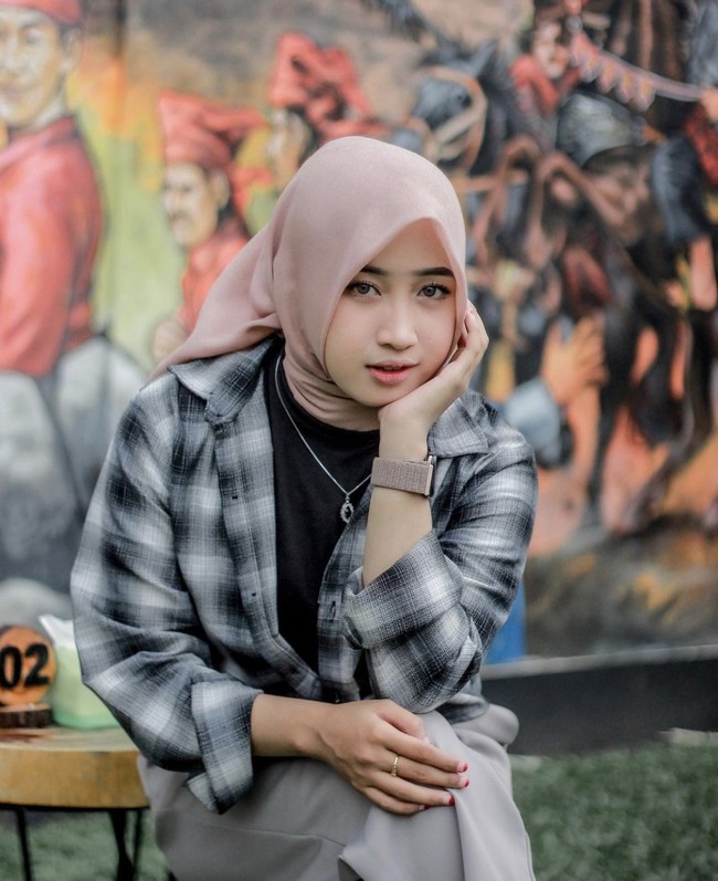 Wolipop sudah menghubungi Nur Aini sebagai pemilik akun TikTok @nurhalisa1__. Ia mengungkapkan alasan bekerja menjadi kuli angkut semen. (Jadi kuli angkut semen) dari SD kasihan lihat orang tua kerja. Makanya saya mau bantu sama-sama susah senang. Selagi masih ada waktu berbaktilah pada orang tua. Jangan lupa bersyukur bantu orang tua, ucap Nur Aini. Foto: Dok. Instagram @ainhy_eny.