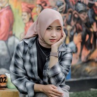 Wolipop sudah menghubungi Nur Aini sebagai pemilik akun TikTok @nurhalisa1__. Ia mengungkapkan alasan bekerja menjadi kuli angkut semen. (Jadi kuli angkut semen) dari SD kasihan lihat orang tua kerja. Makanya saya mau bantu sama-sama susah senang. Selagi masih ada waktu berbaktilah pada orang tua. Jangan lupa bersyukur bantu orang tua, ucap Nur Aini. Foto: Dok. Instagram @ainhy_eny.