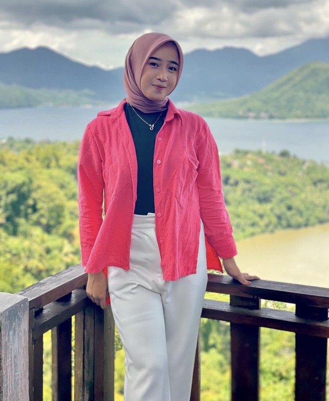 Nur Aini mengatakan ibu dan bapaknya juga bekerja menjadi kuli angkut semen. Iya benar aku angkat semen. Tergantung kalau semennya datangnya pagi bisa sampai jam 12.00 siang baru selesai. Kalau satu truk itu biasanya 850 sak, satu keluarga angkat semua, jelasnya.  Foto: Dok. Instagram @ainhy_eny.