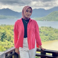 Nur Aini mengatakan ibu dan bapaknya juga bekerja menjadi kuli angkut semen. Iya benar aku angkat semen. Tergantung kalau semennya datangnya pagi bisa sampai jam 12.00 siang baru selesai. Kalau satu truk itu biasanya 850 sak, satu keluarga angkat semua, jelasnya.  Foto: Dok. Instagram @ainhy_eny.