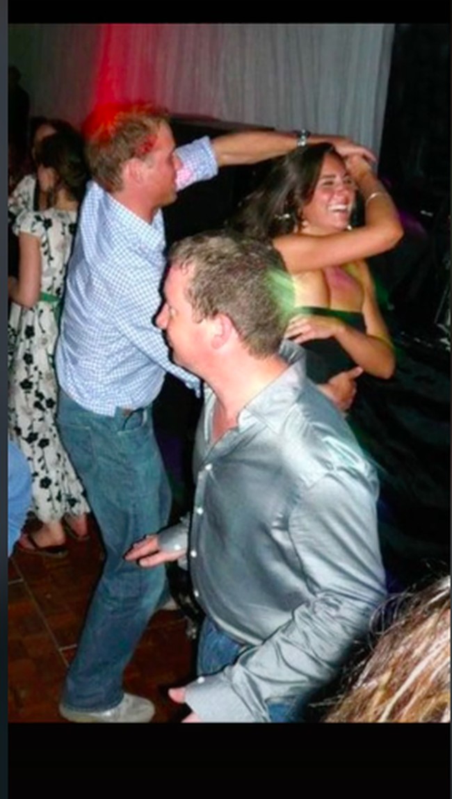 Foto-foto party Pangeran William dan Kate Middleton saat masih kuliah dulu diunggah oleh akun TikTok @danideeeee1. “Party hard like normal young people,” begitu keterangan videonya yang memunculkan potongan-potongan gambar saat Pangeran William dan Kate Middleton zaman muda dulu. Foto: dok. TikTok/@danideeeee1