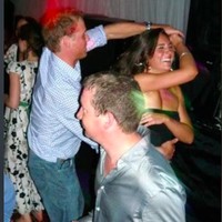 Foto-foto party Pangeran William dan Kate Middleton saat masih kuliah dulu diunggah oleh akun TikTok @danideeeee1. “Party hard like normal young people,” begitu keterangan videonya yang memunculkan potongan-potongan gambar saat Pangeran William dan Kate Middleton zaman muda dulu. Foto: dok. TikTok/@danideeeee1