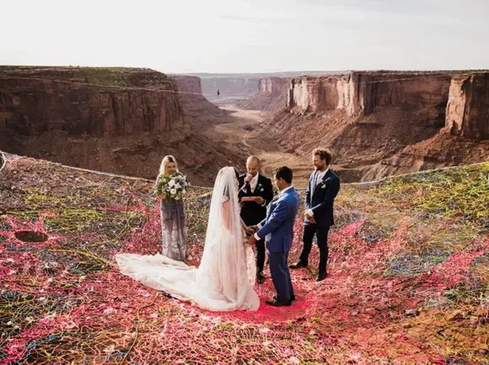 Pasangan menikah di atas jaring darurat