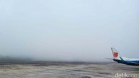 Kabut tebal membuat pandangan sangat terbatas. Terdapat tiga pesawat yang gagal mendarat yakni pesawat Citilink, Batik Air dan Superjet. Ketiga pesawat tersebut seharusnya mendarat sebelum pukul 08.00 WIB.