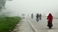 Jarak pandang di beberapa lokasi bahkan sangat terbatas atau hanya 300-350 meter.