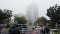 Gedung tinggi di Pekanbaru tertutup kabut. Kabut tebal dipicu kelembapan tinggi di permukaan.