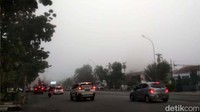 Tampak para pengendara harus menyalakan lampu utama karena kabut tebal.