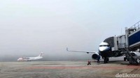 Kabut tebal menyelimuti Bandara Sultan Syarif Kasim (SSK) II Pekanbaru, Riau, Kamis (4/8/2022) pagi.