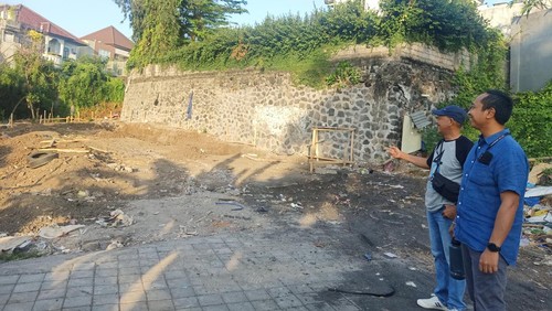 Perwakilan warga Umasari pada Rabu (3/8/2022) ketika menunjukkan area yang rencananya akan dibangun TPS3R