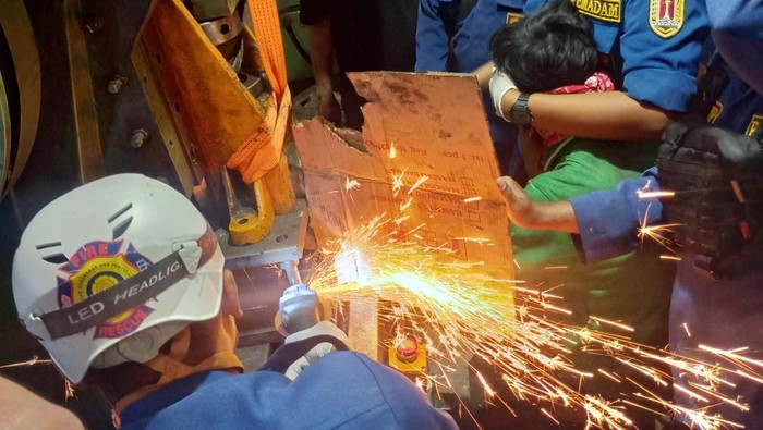 Petugas mengevakuasi pegawai yang mengalami kecelakaan kerja di Semarang, Kamis (4/8/2022).
