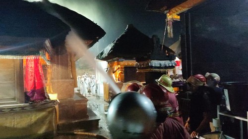 Petugas pemadam kebakaran dari BPBD Kota Denpasar berupaya memadamkan api akibat kebakaran di Pura Desa lan Puseh Desa Adat Denpasar, Kamis (4/8/2022).
