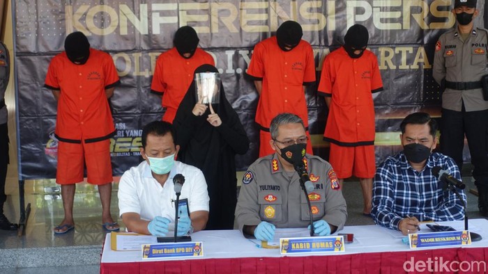 Polda DIY jumpa pers kasus pembobolan mesin ATM, Kamis (4/8/2022).