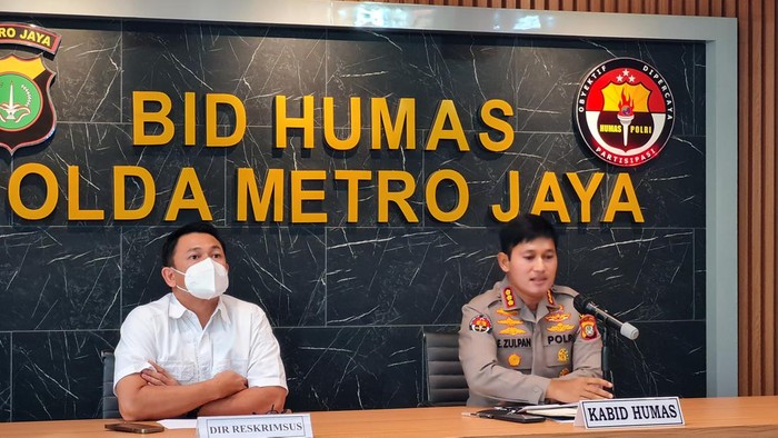 Polda Metro Jaya menggelar konferensi pers terkait kasus beras bansos rusak dikubur di Depok, Kamis (4/8/2022).