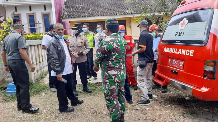 Polisi saat olah TKP mayat perempuan ditemukan bersama kerangka di Malang