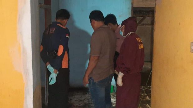 Polisi saat olah TKP mayat perempuan ditemukan bersama kerangka di Malang