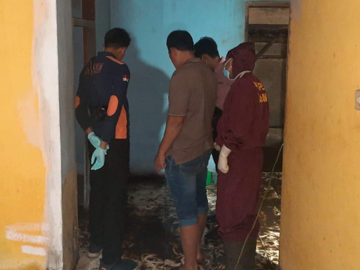 Polisi saat olah TKP mayat perempuan ditemukan bersama kerangka di Malang