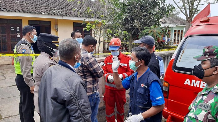 Polisi saat olah TKP mayat perempuan ditemukan bersama kerangka di Malang