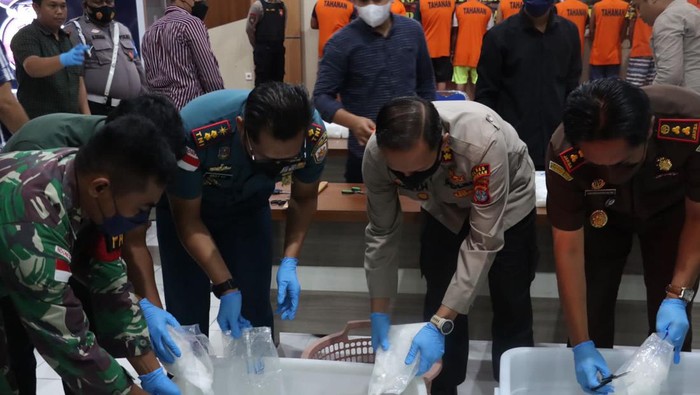 Polres Nunukan saat memusnahkan sabu seberat 48 kilogram dari 17 perkara sejak April 2022.
