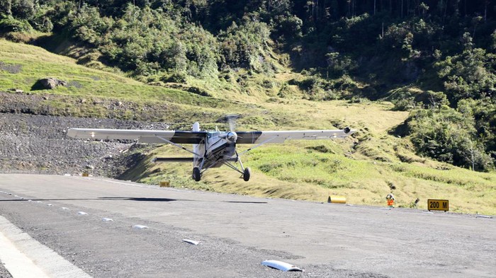 Potret Lapangan Terbang Perintis Aroanop Mimika, Buka Akses untuk Warga Lapangan terbang perintis Aroanop yang dibangun PT Freeport Indonesia mendapat apresiasi Kepala Kampung Aroanop Determinus Beanal. Sebab infrastruktur yang telah aktif sejak 2017 ini dinilai membantu masyarakat setempat, khususnya dalam mengakses kebutuhan dasar.