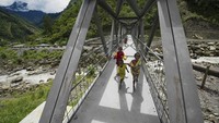 Anak-anak melintasi jembatan di desa Banti 1, Distrik Tembagapura, Mimika, Papua. Melalui Program Tiga Desa, Freeport Indonesia membangun jaringan infrastruktur yang mencakup ratusan rumah, sekolah, rumah guru, klinik, pasar tradisional, gereja, jembatan, hingga lapangan terbang perintis di dataran tinggi Kabupaten Mimika, Papua.