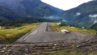 Lapangan Terbang Perintis Aroanop dibangun PT Freeport Indonesia (PTFI) dengan panjang landasan 461 meter dan lebar 18 meter serta berada di ketinggian 2.200 mdpl.