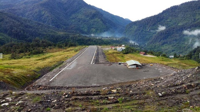 Potret Lapangan Terbang Perintis Aroanop Mimika, Buka Akses untuk Warga Lapangan terbang perintis Aroanop yang dibangun PT Freeport Indonesia mendapat apresiasi Kepala Kampung Aroanop Determinus Beanal. Sebab infrastruktur yang telah aktif sejak 2017 ini dinilai membantu masyarakat setempat, khususnya dalam mengakses kebutuhan dasar.