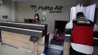 Pekerja konter lapor diri melakukan persiapan akhir saat uji coba operasional penerbangan komersil di Bandara Pondok Cabe.