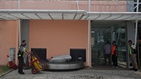 Pekerja merapikan Terminal kedatangan saat uji coba operasional penerbangan komersil di Bandara Pondok Cabe, Tangerang Selatan.