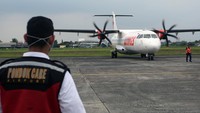 Pesawat jenis ATR-72 milik Wings Air bersiap parkir saat uji coba operasional penerbangan komersil di Bandara Pondok Cabe, Tangerang Selatan, Banten, Kamis (4/8/2022).