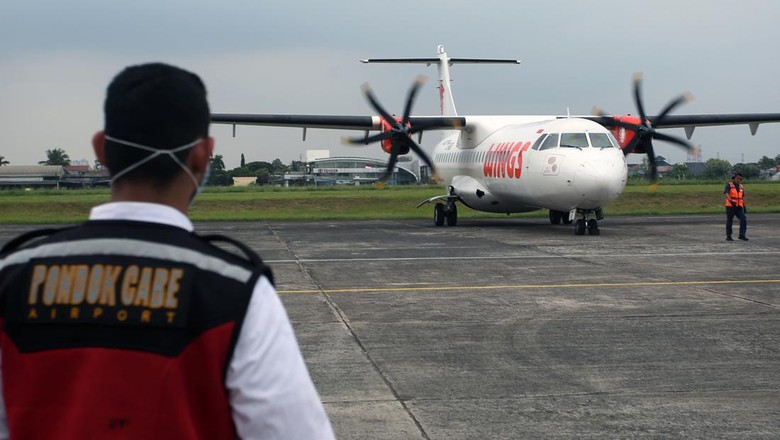 Potret Terkini Bandara Pondok Cabe Jelang Operasional Komersil Pekerja kargo melakukan uji coba operasional penerbangan komersil di Bandara Pondok Cabe, Tangerang Selatan, Banten, Kamis (4/8/2022). Mulai 5 Agustus 2022 Bandara Pondok Cabe (PCB) akan melayani penerbangan komersil atau penerbangan penumpang berjadwal yang akan dilayani oleh maskapai Wings Air dengan tujuan Purbalingga, Cepu Blora, Sumenep Madura, Lubuk Linggau, Ketapang Pontianak dan Krui Lampung. ANTARA FOTO/Muhammad Iqbal/foc.