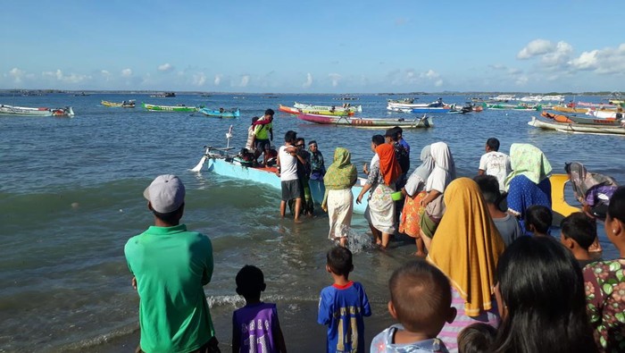 Proses evakuasi nelayan di Lombok Timur, NTB, Kamis (4/8/2022). Nelayan tersebut ditemukan dalam keadaan lemas setelah terombang-ambing selama 9 jam di tengah laut.