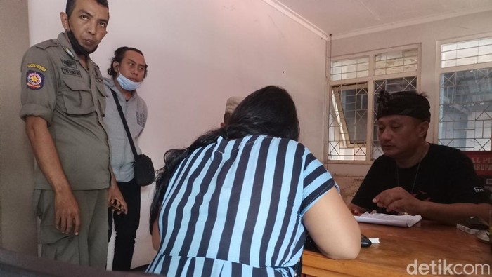 Razia Pekat Satpol PP Probolinggo mengamankan sejumlah PSK, muncikari, dan pria hidung belang