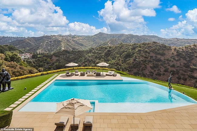 Kolam renang dengan panorama perbukitan di sekitaran Los Angeles menjadi daya tarik tersendiri. (Foto: Dok. Westside Estate Agency)