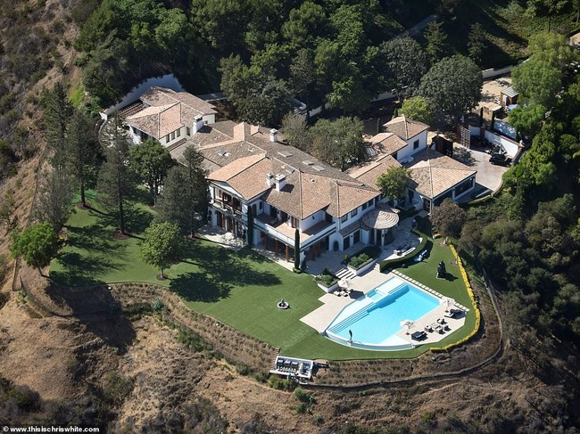 Berlokasi di kawasan elite Beverly Park, dekat Los Angeles, rumah tersebut dibeli dari aktor Sylvester Stallone seharga US$ 58 juta atau sekitar Rp 864 miliar. (Foto: Dok. Westside Estate Agency)