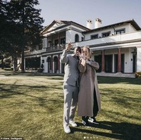Setahun memadu kasih, Adele dan kekasihnya, Rich Paul, memilih tinggal bersama di sebuah rumah baru yang megah dan mewah. Mereka resmi pindah setelah sebuah unggahan di Instagram Adele pada Mei lalu memperlihatkan keduanya memamerkan kunci rumah baru tersebut. (Foto: Instagram/@adele)