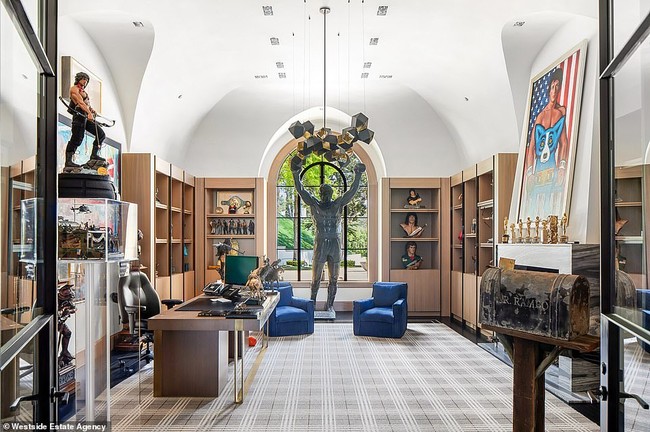 Tidak ketinggalan sebuah ruang kerja dan perpustakaan yang besar. (Foto: Dok. Westside Estate Agency)