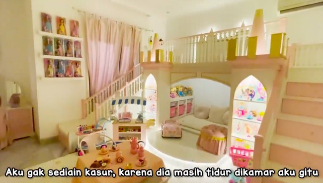 Ada istana mini di dalam istana. Setidaknya demikian kesan yang muncul dari suasana kamar salah satu anak Tasyi ini. (Foto: YouTube/Tasyi Athasyia)