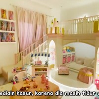 Ada istana mini di dalam istana. Setidaknya demikian kesan yang muncul dari suasana kamar salah satu anak Tasyi ini. (Foto: YouTube/Tasyi Athasyia)