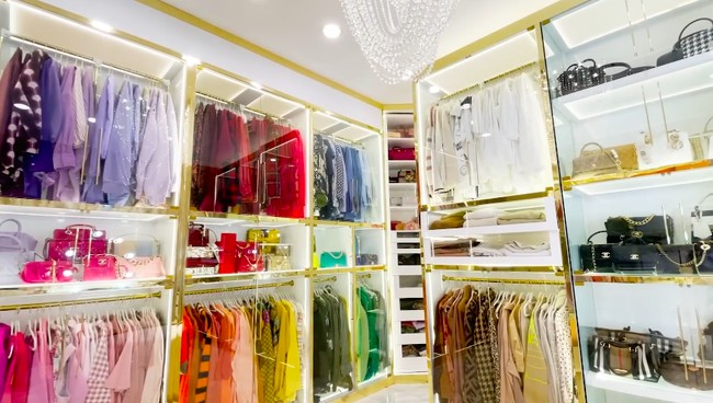Tasyi punya walk-in closet tersendiri. Semua pakaian dan aksesori disusun berdasarkan warnanya (color-coordinated).  (Foto: YouTube/Tasyi Athasyia)