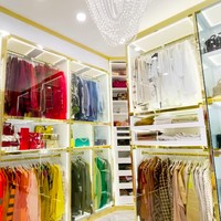 Tasyi punya walk-in closet tersendiri. Semua pakaian dan aksesori disusun berdasarkan warnanya (color-coordinated).  (Foto: YouTube/Tasyi Athasyia)