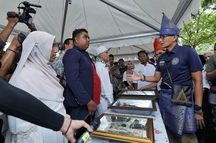 Sandiaga Beri Gergaji ke Pengrajin