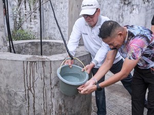Sandiaga Cuci Muka di Sumur Rumah Bekas Bung Karno, Mitosnya Bisa Awet Muda