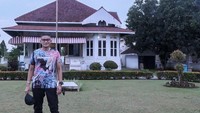 Sandiaga mengunjungi rumah Bung Karno itu hari Rabu 3 Agustus 2022. Kehadirannya di Bengkulu dalam rangka mendorong pengembangan wisata berbasis sejarah di Bengkulu.