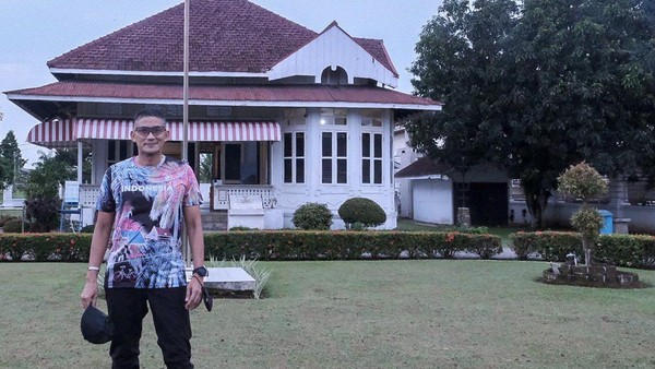 Sandiaga mengunjungi rumah Bung Karno itu hari Rabu 3 Agustus 2022. Kehadirannya di Bengkulu dalam rangka mendorong pengembangan wisata berbasis sejarah di Bengkulu. Sandiaga mengunjungi rumah Bung Karno itu hari Rabu 3 Agustus 2022. Kehadirannya di Bengkulu dalam rangka mendorong pengembangan wisata berbasis sejarah di Bengkulu.