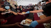 Pengunjung yang hadir nampak tak sabar untuk bisa menikmati torta super panjang ini. Banyak warga yang rela berdesakan dan mengantre panjang demi bisa mencicipi torta raksasa. Sandwich sebesar itu belum tentu bisa dinikmati setiap hari.