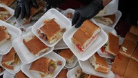 Torta yang sudah jadi dipotong dan dibagikan ke pengunjung acara. Setiap bagian dari sandwich ini memiliki rasa yang berbeda. Masing-masing mewakili banyak kombinasi yang dibuat oleh para koki lokal.