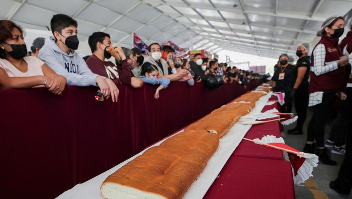 Sandwich Raksasa Sepanjang 74 Meter di Meksiko Pecahkan Rekor Dunia Workers and exhibitors prepare a giant Torta of 74.2 meters long during the Torta fair, attempting at the world's largest sandwich (commonly called Torta in Mexico), in Mexico City, Mexico. August 3, 2022. REUTERS/ Henry Romero