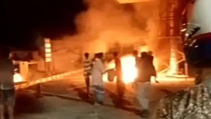 Sebuah sepeda motor terbakar di SPBU Kota Palopo, Sulawesi Selatan.